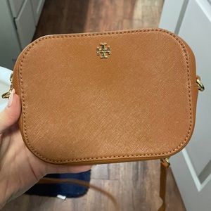 Tory Burch Wallet Crossbody. Only worn a few times. Good condition!
